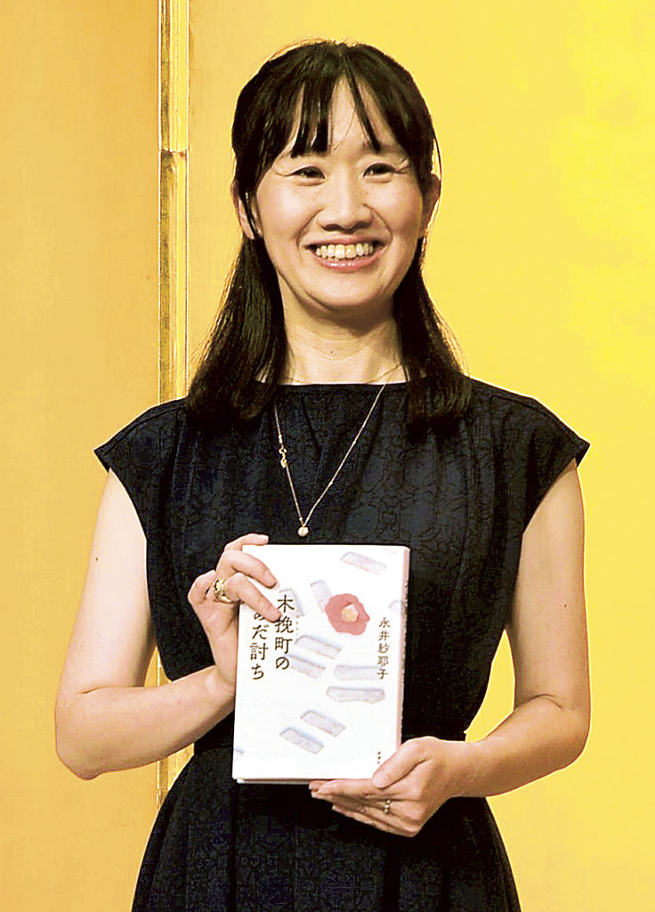 第１６９回直木賞に決まり、受賞作「木挽町のあだ討ち」を手に笑顔を見せる永井紗耶子さん＝１９日午後、都内 